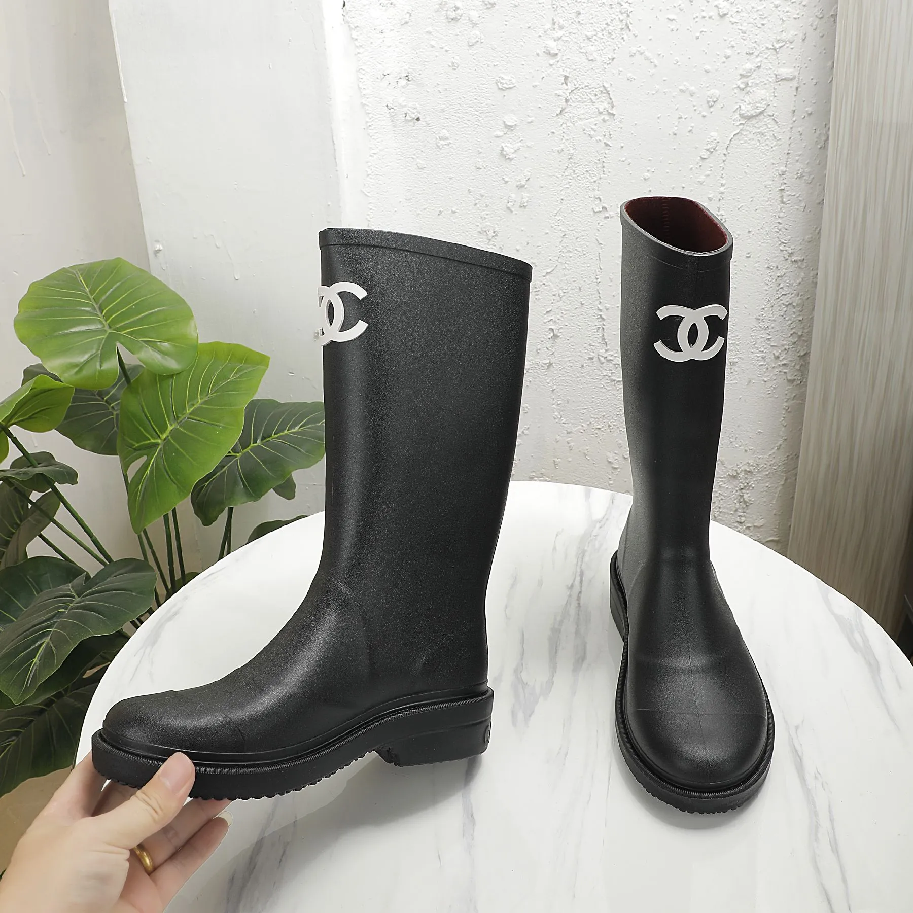 👟👟Ex-factory price 460👟👟 Women's Shoes Women's Clothing Women's Shoes Factory Women's Shoes Women's Clothing Women's CH Rain Boots CHANEL Chanel 22vs Summer Internet Celebrity Popular Rain Boot Series [Colorful Hot One-piece Rain Boots] I bought a pair of rain boots that are very good-looking this season. They are limited to single digits in domestic counters. You can’t get them unless you are Vic. I am so lucky. I really love these rain boots. I love them so much. The upper feet are soft and waxy. They are so comfortable. With these boots, whether you have O-shaped legs, Purchased at counter for 7800! ! ! Exclusive mold opening and customization on the entire network, after one month of adjustment to restore the genuine grade, counter inspection level, only genuine grade! ! Flash sale on all products on the market! ! Fabric: Original open mold T👟👟Ex-factory price U one-piece molding Inner: Original customized imported Lycra injection molding Feet: Original injection molding pad Packing: Original packaging Code number: 35-41 ☀Color: 5 colors produced simultaneously on the official website